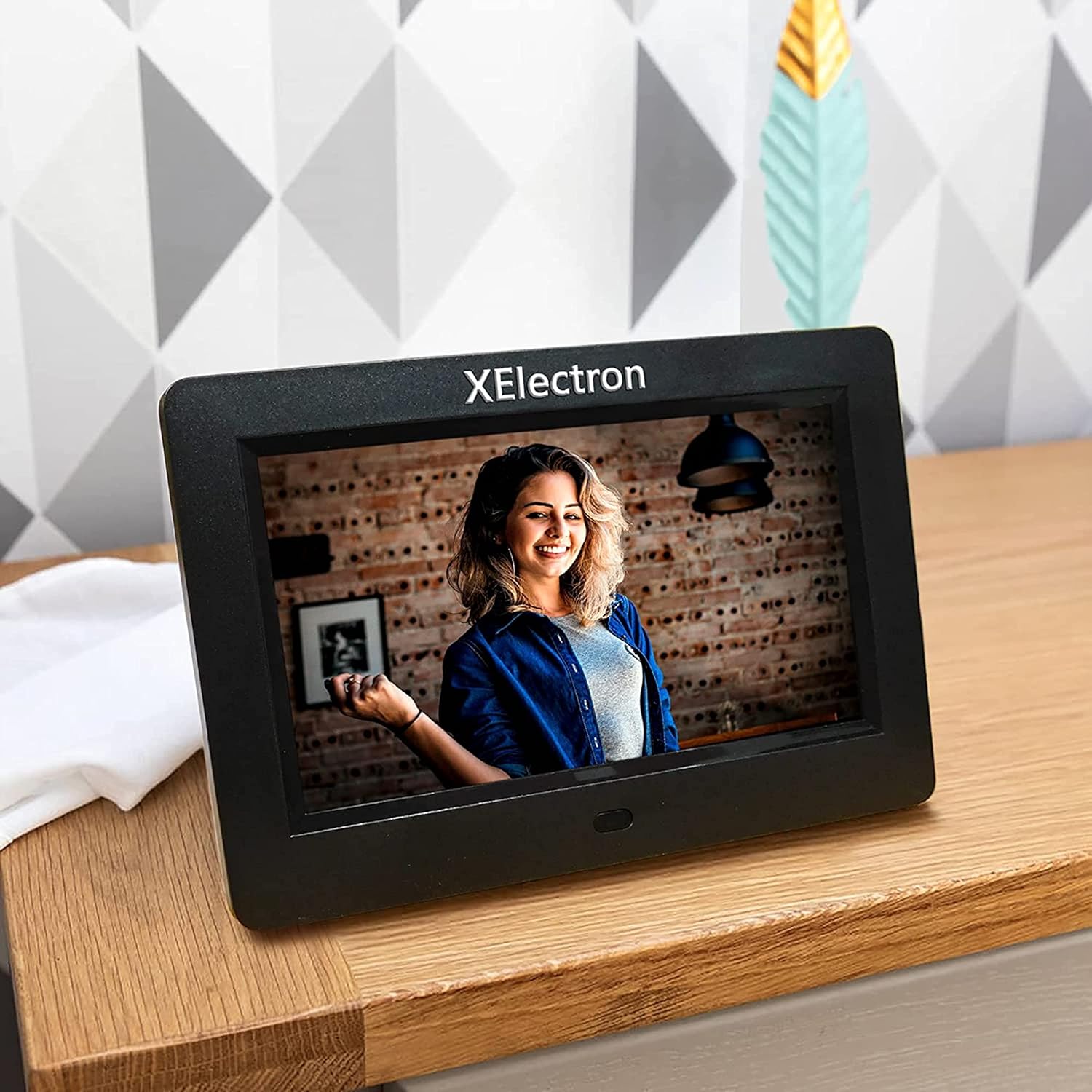XElectron 7 Inch Digital Photo Frame with HD Display, 2GB RAM, 180° Wide Angle View feature 2